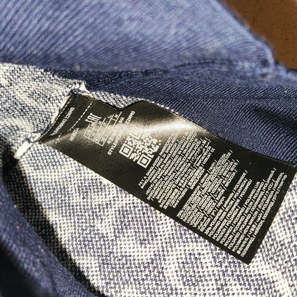 NWT ❗️ Guess navy and white logo sweater size medium - Picture 10 of 13